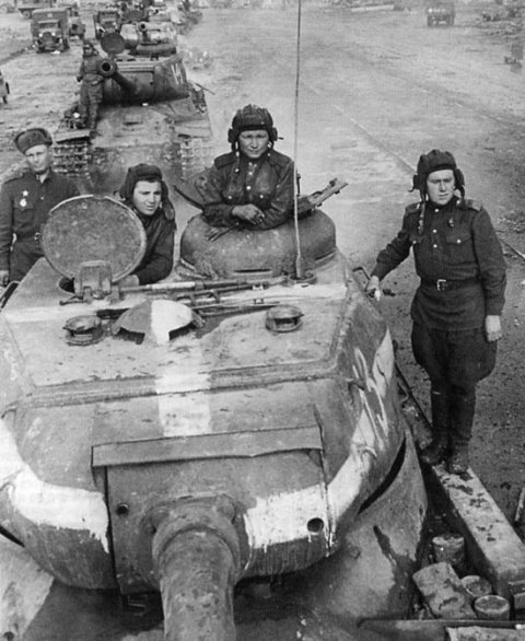 IS-2 w czasie operacji berlińskiej, kwiecień 1945 r. Na wieży białe pasy szybkiej identyfikacji (źródło internet)