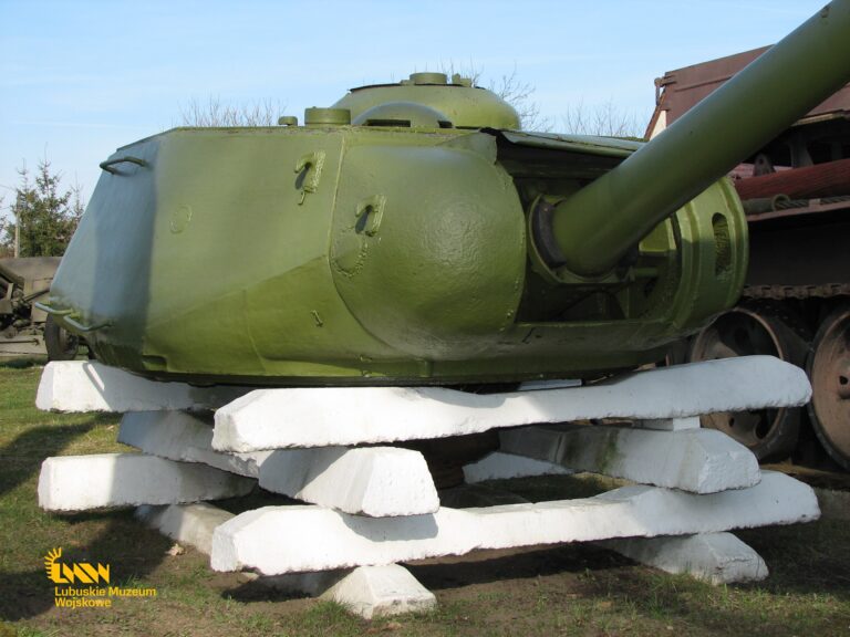 Wieża czołgu IS-2. fot. T. Blachura